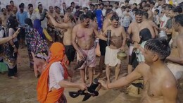 दौसा: शहीद की याद में खेली जाती है 'डोलची होली', मंत्री जवाहर सिंह बेडम हुए शामिल; हजारों लोगों का उमड़ा सैलाब