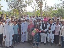 Rajasthan: चारपाई पर लेटी डेढ़ महीने की बच्ची पर पुलिसकर्मी ने रखा पैर, मासूम की मौत; रात में दबिश देने गई थी पुलिस