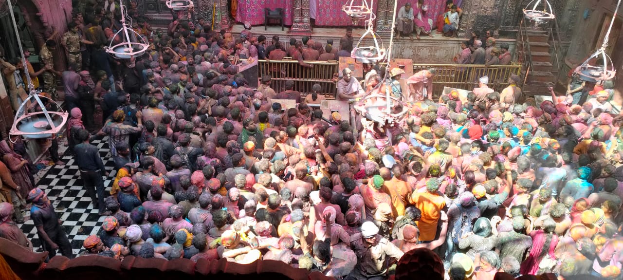 VIDEO: बांके बिहारी मंदिर में भी जमकर उड़ा गुलाल, होली खेलने के लिए जुटी लोगों की भीड़
