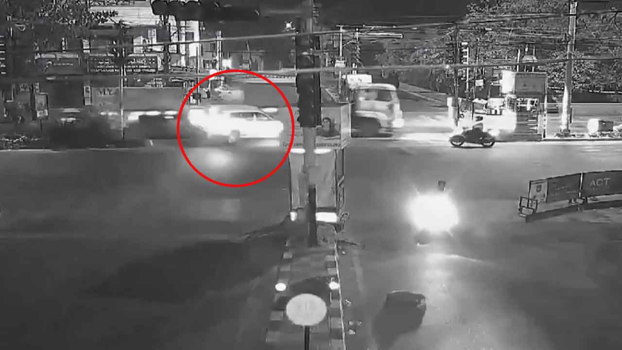 Innova Driver Loses Control, Rams Into Lorry, Then Hits Biker. 5 Injured