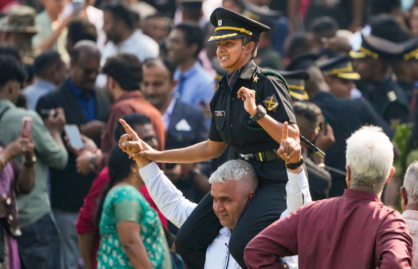 बेटी को कंधे पर उठाया, बेटे को किया दुलार, चेन्नई पासिंग आउट परेड के भावुक पल: देखें तस्वीरें