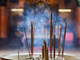 शाम की पूजा में क्या आप भी बजाते हैं घंटी और शंख, जानिए यह करना सही है या गलत, इसके क्या पड़ते हैं प्रभाव