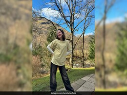 Bookmark Hania Aamir's Layered T-Shirt And Baggy Denims For A Laidback Weekend Out Bookmark Hania Aamir's Layered T-Shirt And Baggy Denims For A Laidback Weekend Out
