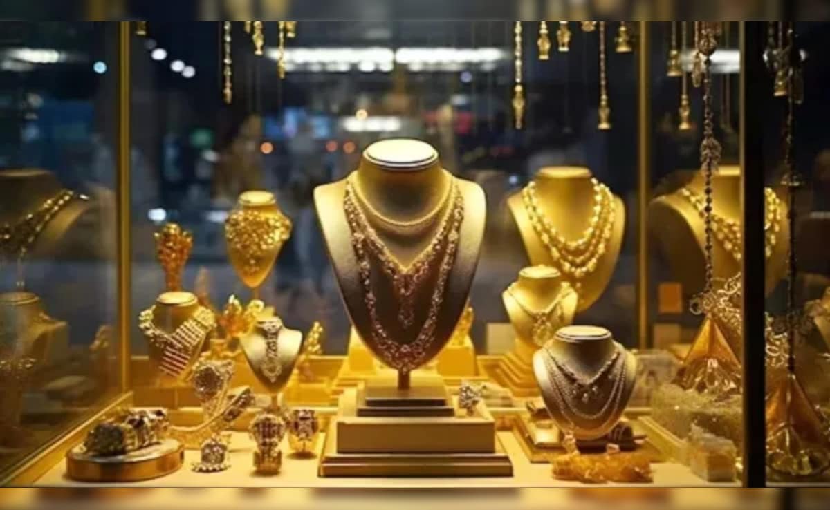Gold Price Today: सोना फिर हुआ महंगा! इंपोर्ट ड्यूटी बढ़ने के बाद ₹1.62 लाख के पार, चांदी  ₹3 लाख के करीब, खरीदने से पहले जान लें आज का रेट
