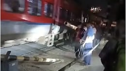 ट्रेन के गुजरने तक टूट रेलवे फाटक को हाथ में पकड़कर खड़ा रहा कर्मचारी, देखें VIDEO