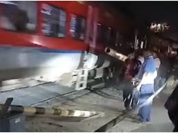 ट्रेन के गुजरने तक टूट रेलवे फाटक को हाथ में पकड़कर खड़ा रहा कर्मचारी, देखें VIDEO ट्रेन के गुजरने तक टूट रेलवे फाटक को हाथ में पकड़कर खड़ा रहा कर्मचारी, देखें VIDEO