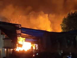 INA के पास दिल्ली हाट में लगी भीषण आग, चपेट में आए 30 स्टॉल