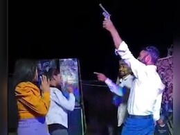 बेगूसराय में बार बालाओं संग तमंचे पर डिस्को, वीडियो वायरल होने पर हरकत में आयी पुलिस बेगूसराय में बार बालाओं संग तमंचे पर डिस्को, वीडियो वायरल होने पर हरकत में आयी पुलिस