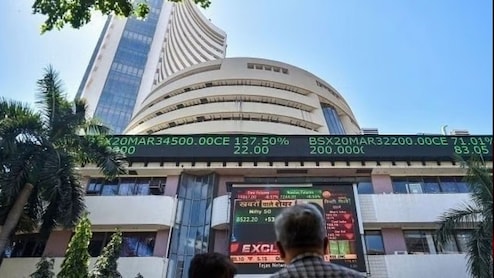 Stock Market Today: हफ्ते के आखिरी कारोबारी दिन बाजार की फ्लैट शुरुआत, सेंसेक्स-निफ्टी में हल्की तेजी