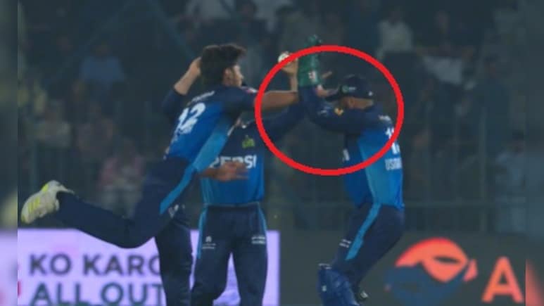 उबैद शाह  ने PSL में अपने साथी खिलाड़ी को मार दिया मुक्का, सोशल मीडिया पर वायरल Video