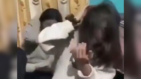 कमरे में बंद कर लड़कियों को मुर्गा बनाया, गालीगलौज और पिटाई... वीडियो वायरल होने पर मचा हड़कंप