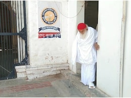 Asaram Surrender: फिर जेल पहुंचा आसाराम, पैर में बंधा था प्लास्टर, पुलिस ने अंगूठी-चेन उतरवाई Asaram Surrender: फिर जेल पहुंचा आसाराम, पैर में बंधा था प्लास्टर, पुलिस ने अंगूठी-चेन उतरवाई