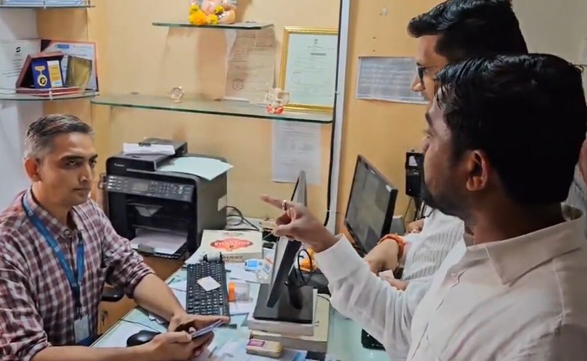 thane Група от членовете на Махараштра Навнирман Сена MNS се