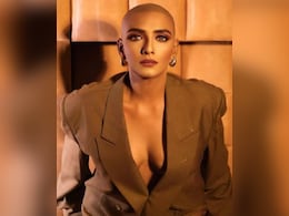 Akshay Kumar's <i>Saugandh</i> Co-Star Shanthi Priya Shaves Her Head, Wears Late Husband's Blazer Akshay Kumar's <i>Saugandh</i> Co-Star Shanthi Priya Shaves Her Head, Wears Late Husband's Blazer