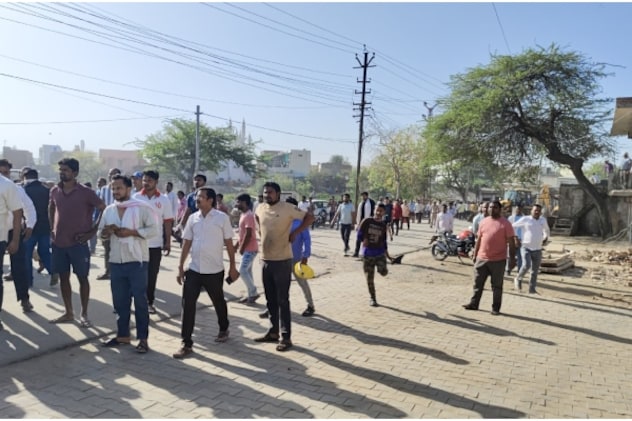 भरतपुर में बुलडोजर एक्शन से नाराज हुए स्थानीय लोग. भरतपुर में बुलडोजर एक्शन से नाराज हुए स्थानीय लोग.