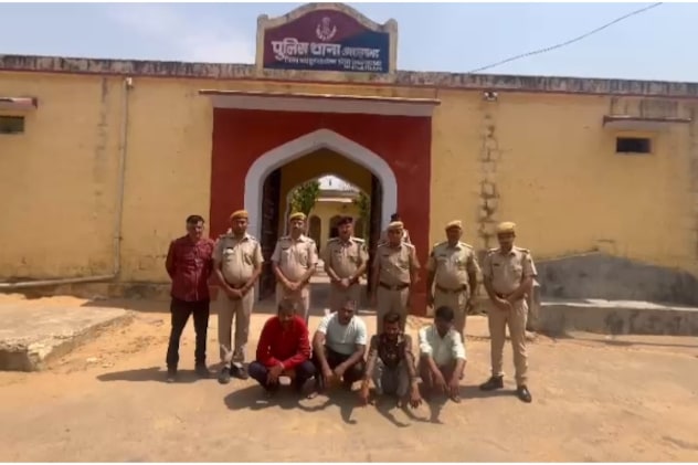 नशीली दवाइयां बेचने वाले गिरोह को पुलिस ने गिरफ्तार कर लिया है. नशीली दवाइयां बेचने वाले गिरोह को पुलिस ने गिरफ्तार कर लिया है.