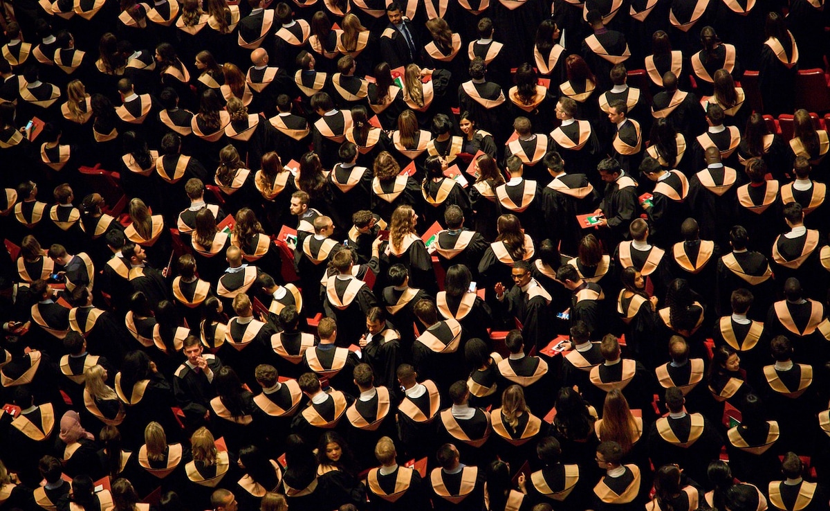 Завършването на класа на Long Island High School прави заглавия