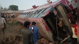 मऊगंज में अदवा नदी पुल पर बड़ा बस हादसा, यात्रियों से भरी बस पलटी; 40 से ज्यादा यात्री थे सवार