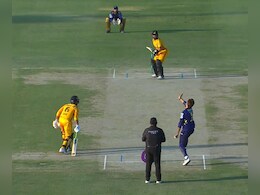 VIDEO: बाबर आजम को आउट करने के बाद मोहम्मद आमिर ने अतरंगी अंदाज में मनाया जश्न