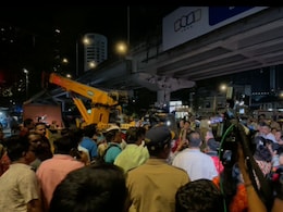 Prabhadevi Bridge : प्रभादेवी पूल बंद करण्याच्या विरोधात मुंबईकर आक्रमक, रस्त्यावर येत केला विरोध Prabhadevi Bridge : प्रभादेवी पूल बंद करण्याच्या विरोधात मुंबईकर आक्रमक, रस्त्यावर येत केला विरोध