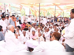 Tiger Attack: किरोड़ी लाल ने बाघ हमले में मृतक के परिवार को दिए 5 लाख रुपये, टाइगर 86 ने युवक का बनाया था शिकार Tiger Attack: किरोड़ी लाल ने बाघ हमले में मृतक के परिवार को दिए 5 लाख रुपये, टाइगर 86 ने युवक का बनाया था शिकार