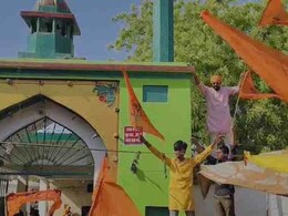 प्रयागराज में भगवा झंडा लेकर कुछ युवक दरगाह के गेट पर चढ़े, नारे लगाए प्रयागराज में भगवा झंडा लेकर कुछ युवक दरगाह के गेट पर चढ़े, नारे लगाए