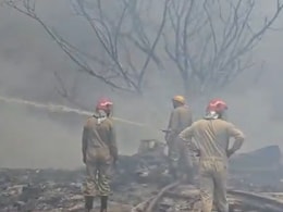 दिल्ली के रोहिणी इलाके में सिलेंडर ब्लास्ट से लगी भीषण आग, 800 झुग्गियां जली, दो बच्चों की मौत