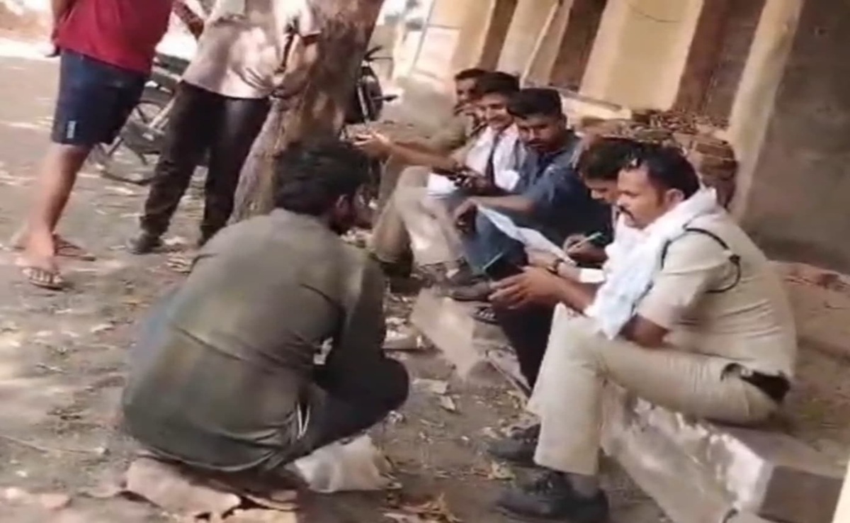 MP अजब है, जबलपुर गजब है! यहां छुट्&zwnj;टी के दिन पेड़ के नीचे हुआ जमानत का खेल, तहसीलदार गायब, दिखा बाबू'राज'
