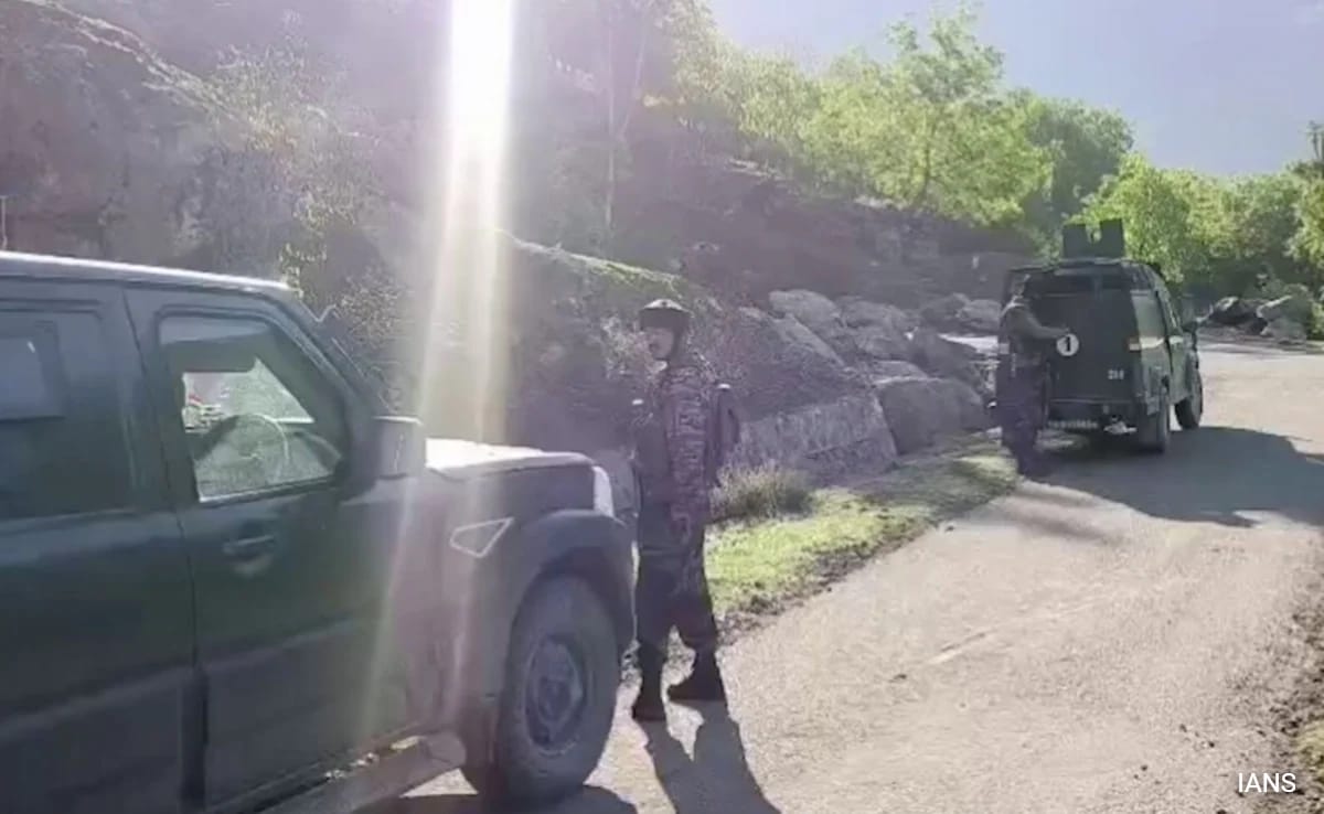 Шринагар Прозрачна престрелка избухна между терористите и силите за сигурност