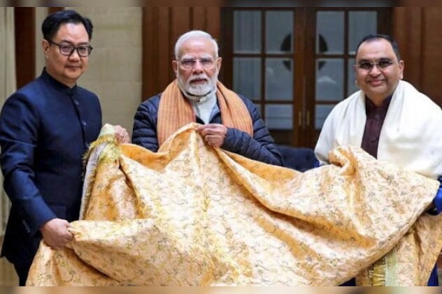 प्रधानमंत्री नरेंद्र मोदी की चादर दरगाह पर चढ़ाई गई. प्रधानमंत्री नरेंद्र मोदी की चादर दरगाह पर चढ़ाई गई.
