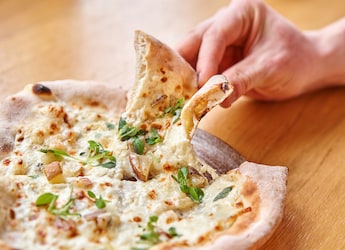 Woman's Hilarious Mispronunciation Of Neapolitan Pizza Goes Viral, Internet Reacts Woman's Hilarious Mispronunciation Of Neapolitan Pizza Goes Viral, Internet Reacts