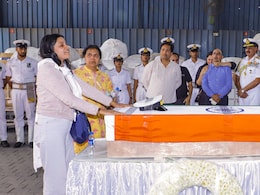 6 दिन पहले शादी, आज सामने पति का ताबूत और गर्व से आखिरी सलामी... हिमांशी आपकी हिम्मत को सैल्यूट 6 दिन पहले शादी, आज सामने पति का ताबूत और गर्व से आखिरी सलामी... हिमांशी आपकी हिम्मत को सैल्यूट