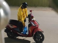 Man Dresses Up As Delivery Agent To Surprise Girlfriend With Food In Hostel, Wins Hearts Man Dresses Up As Delivery Agent To Surprise Girlfriend With Food In Hostel, Wins Hearts