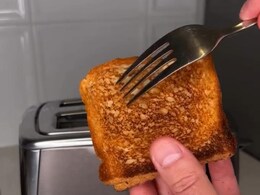 व्लॉगर ने टोस्टेड ब्रेड को किया अनटोस्ट, वायरल वीडियो देख हैरान हुआ इंटरनेट