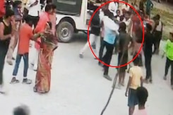 On Camera, Bihar Villagers Attack Cops Who Went To Arrest Drunk Men On Camera, Bihar Villagers Attack Cops Who Went To Arrest Drunk Men