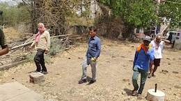 छात्रों को शराब पिलाने का वायरल वीडियो पर स्कूल पहुंची जांच टीम, ग्रामीणों और स्कूल स्टाफ से की बात
