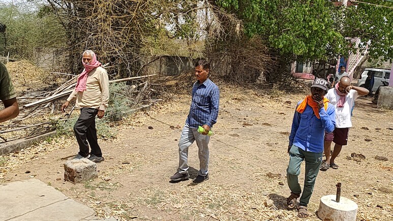 छात्रों को शराब पिलाने का वायरल वीडियो पर स्कूल पहुंची जांच टीम, ग्रामीणों और स्कूल स्टाफ से की बात