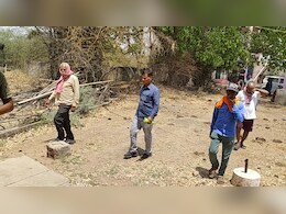 छात्रों को शराब पिलाने का वायरल वीडियो पर स्कूल पहुंची जांच टीम, ग्रामीणों और स्कूल स्टाफ से की बात छात्रों को शराब पिलाने का वायरल वीडियो पर स्कूल पहुंची जांच टीम, ग्रामीणों और स्कूल स्टाफ से की बात