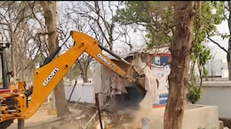 Bulldozer Action in Chhattisgarh: गरियाबंद में प्रशासन का बड़ा एक्शन, हाईवे किनारे झुग्गी मार्केट पर चला बुलडोजर