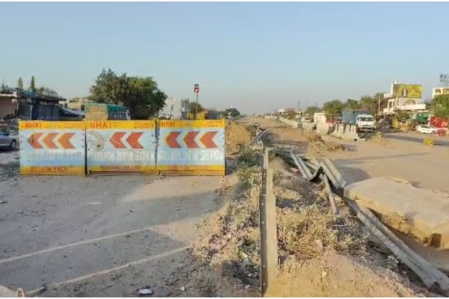 दिल्ली-जयपुर नेशनल हाईवे पर जगह-जगह चल रहा फ्लाईओवर बनाने का काम. दिल्ली-जयपुर नेशनल हाईवे पर जगह-जगह चल रहा फ्लाईओवर बनाने का काम.