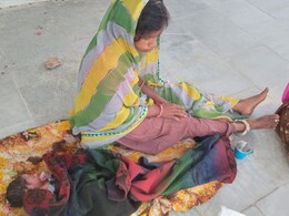 उदयपुर में सरकारी अस्पताल के बाहर पांच घंटे तक प्रसव पीड़ा से तड़पती रही महिला, सड़क पर दिया बच्चे को जन्म