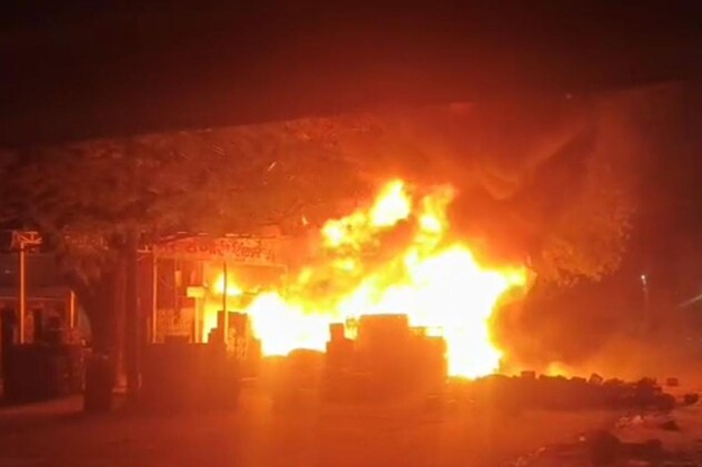 देर रात लगी कृषि उपज मंडी में आग देर रात लगी कृषि उपज मंडी में आग