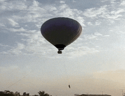 Balloon Accident : हॉट बलूनची दोरी तुटली अन् हवेत लटकलेल्या व्यक्तीचा मृत्यू, पाहा VIDEO Balloon Accident : हॉट बलूनची दोरी तुटली अन् हवेत लटकलेल्या व्यक्तीचा मृत्यू, पाहा VIDEO