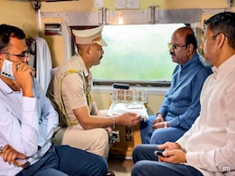 ममता की ना के बाद भी ट्रेन से मुर्शिदाबाद पहुंचे राज्यपाल, पीड़ितों से मिलकर केंद्र को भेजेंगे सिफारिश ममता की ना के बाद भी ट्रेन से मुर्शिदाबाद पहुंचे राज्यपाल, पीड़ितों से मिलकर केंद्र को भेजेंगे सिफारिश