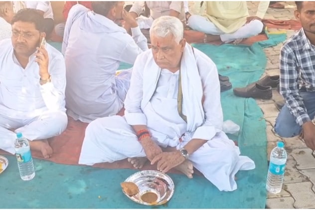 जमीन पर बैठकर खाना खाते हुए किरोड़ी लाल मीणा. जमीन पर बैठकर खाना खाते हुए किरोड़ी लाल मीणा.
