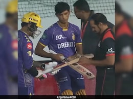 VIDEO: अंपायर ने की जाँच तो KKR के नरेन समेत तीन खिलाड़ियों का बल्ला टेस्ट में हुआ फेल, जानें क्या है नियम VIDEO: अंपायर ने की जाँच तो KKR के नरेन समेत तीन खिलाड़ियों का बल्ला टेस्ट में हुआ फेल, जानें क्या है नियम