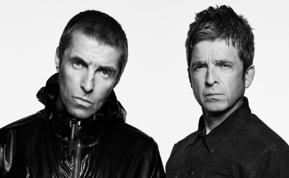Лондон Oasis fans wishing to see the reunited British band