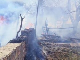 Karuli News: करौली में तीन घरों में लगी भीषण आग, दो बकरियों समेत सारा सामान जलकर राख