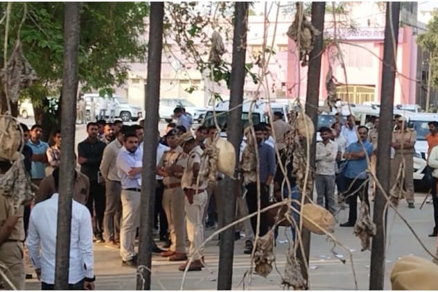 कोटपूतली कलेक्ट्रेट परिसर में अधिकारियों को ग्रामीणों ने किया नजरबंद! कोटपूतली कलेक्ट्रेट परिसर में अधिकारियों को ग्रामीणों ने किया नजरबंद!
