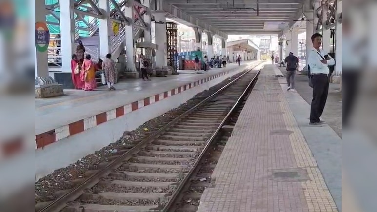 Central Railway : बदलापूर-वांगणीदरम्यान रेल्वे रुळाला तडे, कर्जतपर्यंत जाणाऱ्या वाहतुकीवर परिणाम; प्रवाशांचे हाल